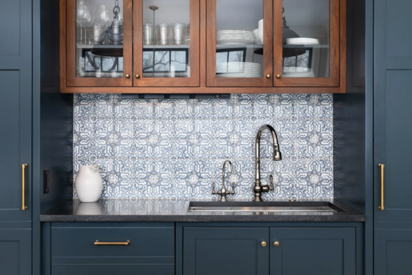 How to Decorate the Tops of Kitchen Cabinets: Simple and Stylish Ideas